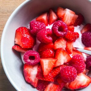 Yoghurt met rode vruchten
